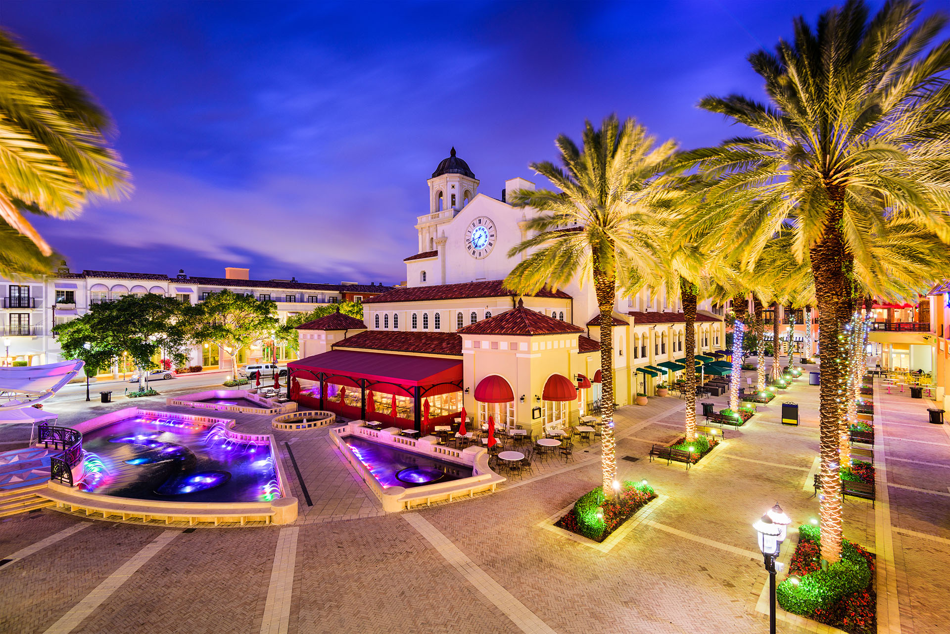 West Palm Beach, Florida, USA cityscape and plaza.